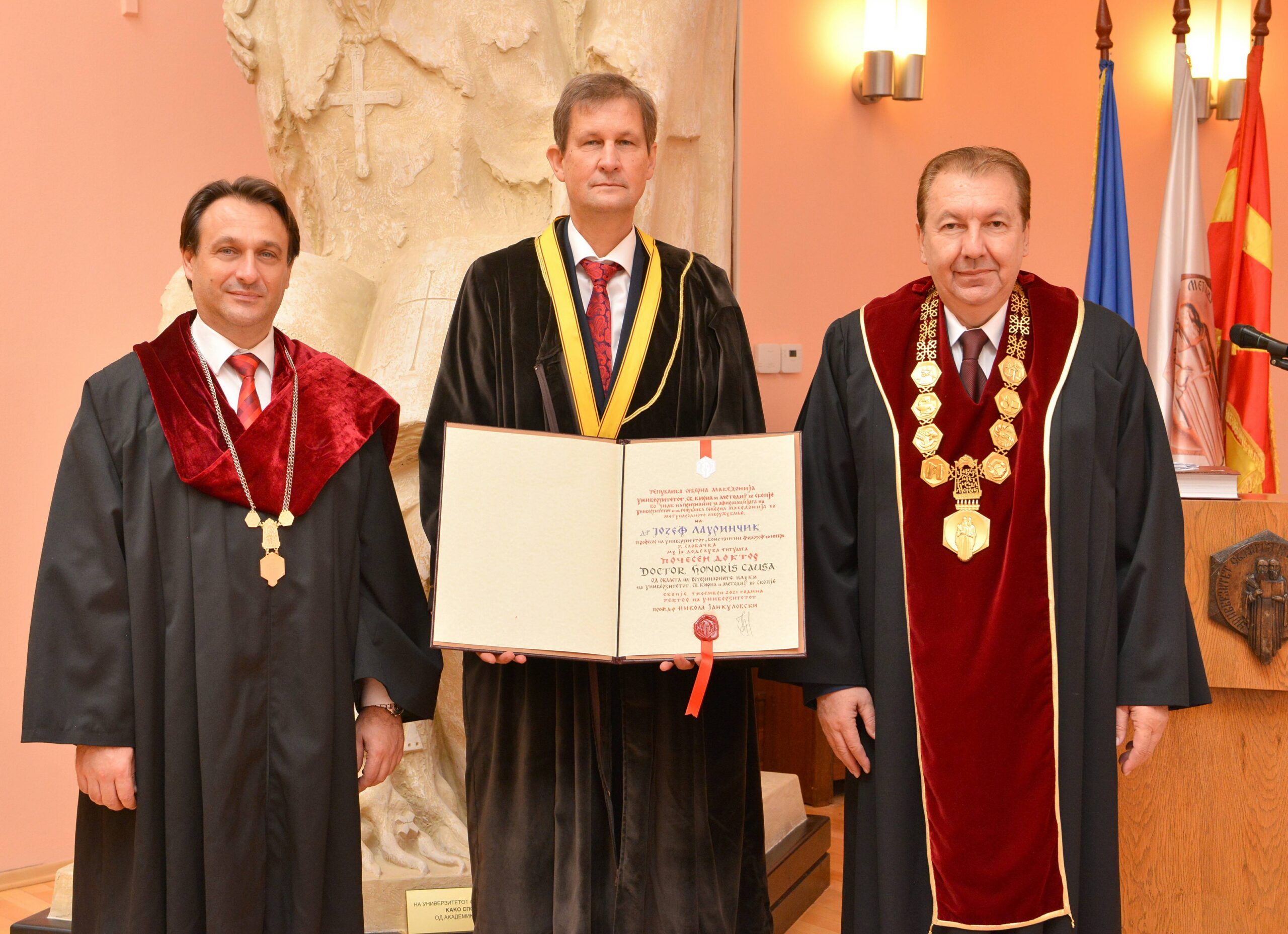 Prof. Laurinčíkovi bol udelený čestný doktorát 1 prof Laurincik Inauguracne foto