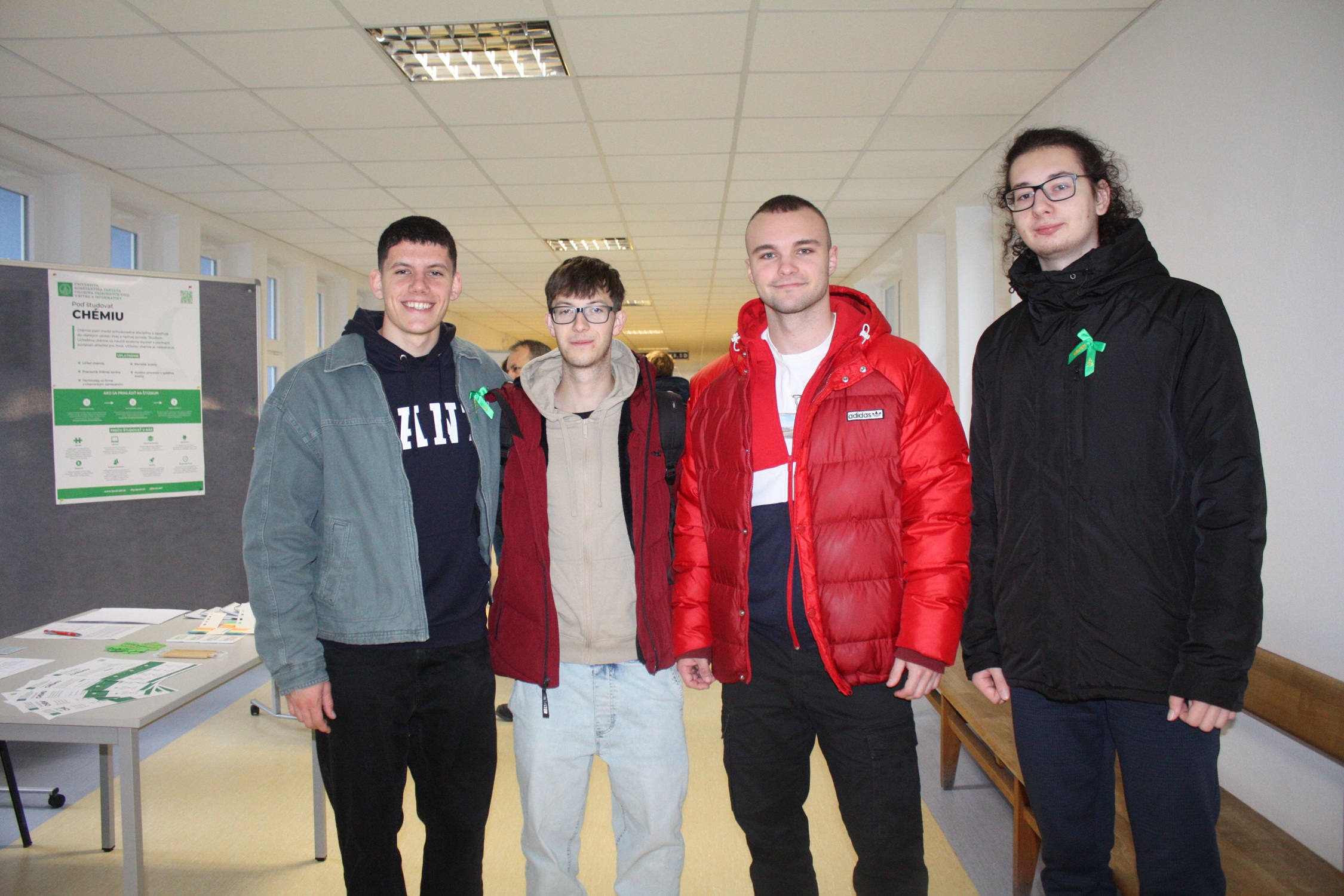 Zľava budúci maturanti z Nových Zámkov Jakub Finda Šimon Baťa Daniel Kopečný a Kristián Bolebruch. ČE aktual