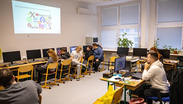 Študenti sa učili myslieť kriticky