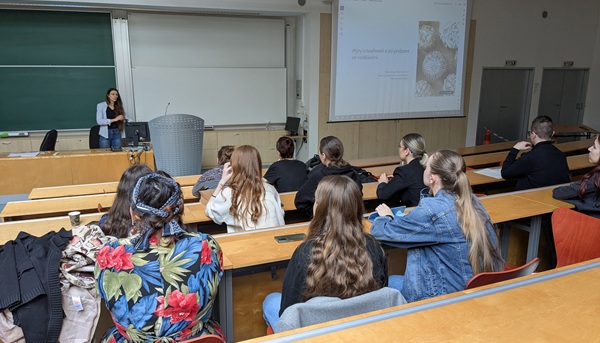 Prednáška o tvorivosti a výtvarný workshop